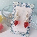 ベルフラワー苺ピアス*いちごイチゴストロベリー*パール小ぶりおしゃれ大人可愛い*イヤリング*ハンドメイド