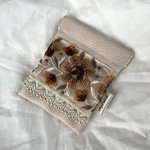 バネ口ポーチ（ミニポーチ　アクセサリーポーチ　バネぐち　お薬ケース）フェイクレザー×刺繍リボン　