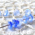青白オーロラ混じり　花　チェコビーズ１０個