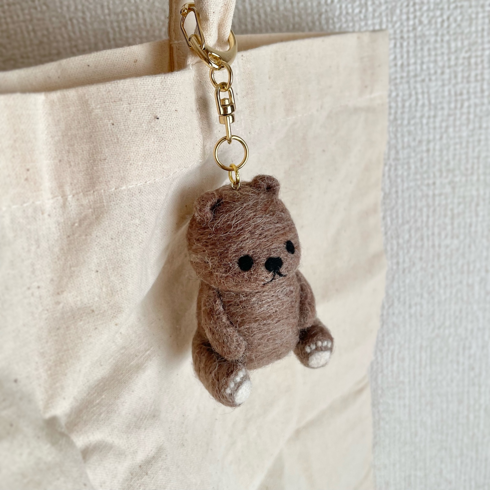 ⑥買い手が決まりました クマゲラ  羊毛フェルトキーホルダー 羊毛フェルトキーホルダー・ロール ひつじブラックひつじ 灰色の