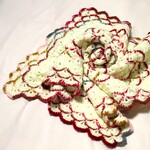 オフホワイト×レッドミックス　花びら模様のブランケット・ひざ掛け 