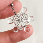 雪の結晶 クリアガラスビーズのワイヤーピアス イヤリング