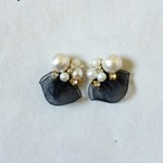 コットンパールとオーガンジーのピアス 黒