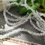 1連約130個★ガラスのトライアングルビーズ　
