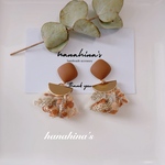 マットブラウンカボションとインド刺繍タッセルピアス/イヤリング(ベージュ・ブラウン)