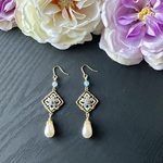 中華風　青花瓷　青い小花のピアス（イヤリング）