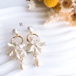 flowerと淡水パールピアス  イヤリング チタン 樹脂 貼るピアス