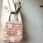お花の手編みニットバッグ/毛糸バッグ/ウール/北欧/秋バッグ/キナリ/くすみピンク/クロシェ/冬バッグ