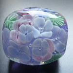 ピンクとブルーの紫陽花のとんぼ玉