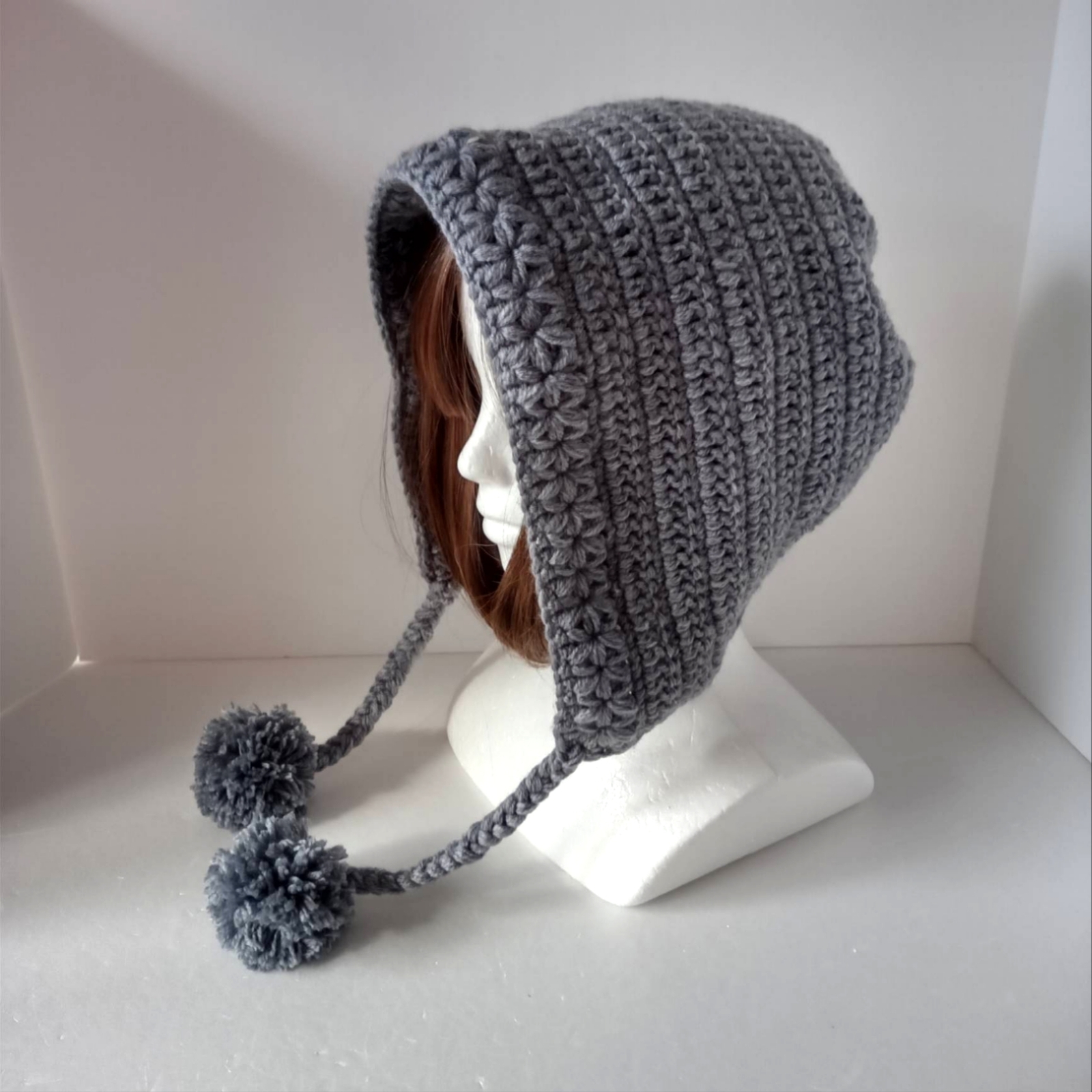 17 大人のボンネットニット帽ポンポン付き チャコールグレー