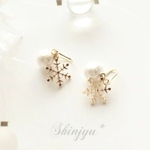 ♡100超　雪の結晶とパールのシンプルイヤリング【ノンホールピアス/ギフト対応】（クリスマス・冬・プレゼント）