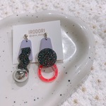 マットパープルとブラックラメの個性的ピアス