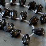 オニキス　ライン入りドロップ16×10×10mm  3粒　天然石パーツ