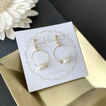 パールの揺れるフープイヤリング