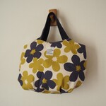 イエロー北欧調　花柄　ぷっくり３タックBAG　紺リネン