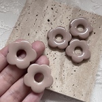 【4個】27mm 単色ピンクベージュ　アクリルフラワー