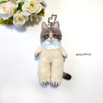 羊毛フェルト 猫 キジ白猫のキーホルダー