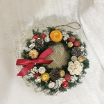 赤オレンジ系クリスマスリース（英字新聞を添えて）