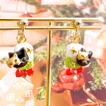 冬のひげ猫　デコレーションアイス イヤリング・ピアス（アルセーニャ）／ひげ猫／黒猫　怪盗／スイーツ　クリスマス　ウィンター　ピスタチオ／メガネ　モノクル　片眼鏡　蝶ネクタイ　リボン　ツリー／レジン／