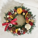 赤オレンジ系クリスマスリース（英字新聞を添えて）