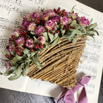 「ホリデーシーズンを彩るウォールバスケット🎍🩷」壁にフィットし、上下でお飾り頂けます。色付けされていないドライフラワーでのビビット感をお楽しみ頂けます。水引の飾りを付けるとお正月も華やかに✨🎍