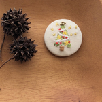 刺繍》クリスマスツリー（お馴染みカラー）ヘアゴム ／ブローチ