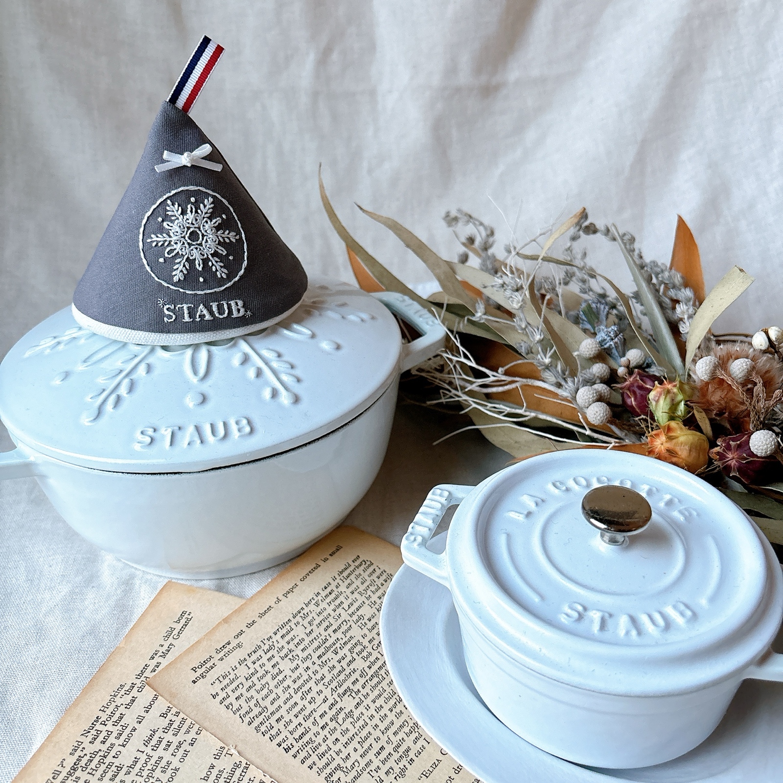 ストウブ 三角鍋つかみ STAUB キッチンミトン 刺繍 三角ミトン