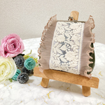 【秋にぴったり🐿️🍂 再販2✨】大人可愛いチュールフリルがま口ポーチ　ホワイト×ダークグリーン　インド刺繍リボン