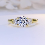 【キャンペーン対象】モアサナイト　リング 　指輪　3 stones  6.5mm  イエローゴールド