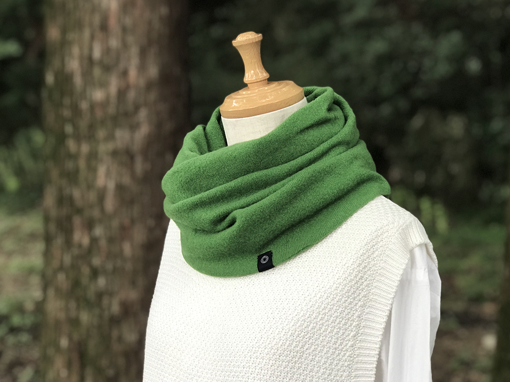 温度を纏う。純カシミヤねじりスヌード ［Basici Design］グリーン