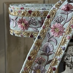 [シルクベース] [実物のお色味と違う場合があります] インド刺繍リボン　花　インド刺繍　スパンコール　刺繍リボン　リボン　りぼん　※10月8日よりゆうパケットにて発送