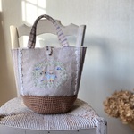 「願いを込めて」ヤドリギと女の子*刺繍*毛糸かごバッグ*青ラインリネン*鳥*北欧