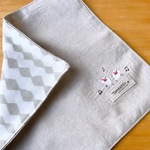 ナチュラルカラーな刺繍ハンカチ【タグ上でダンシング】