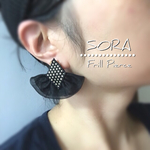 チュールのフリルピアス(black＆gold)