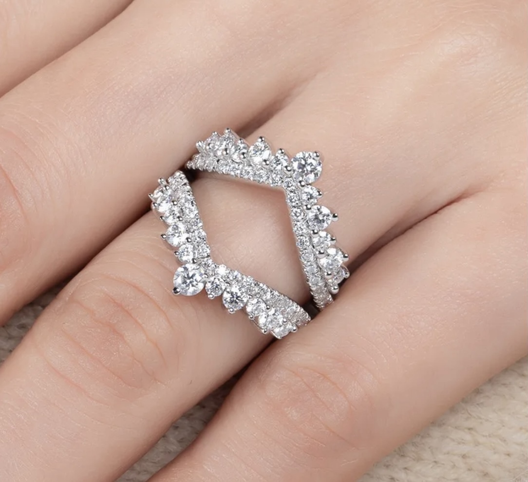 ティアラみたい！ダイヤモンドの2.5倍の輝き！モアッサナイトの繊細な