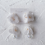 《再販》ホワイトシフォンフラワー 水入りガラスチャーム シャボン玉チャームピアス イヤリング  結婚式 前撮り ウェディング ブライダル 冬 クリスマス