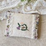 「願いを込めて」フランスリネンSTOF*花刺繍*アンティークレース*大き目ポーチ*コスメケース*通帳ケース*お薬手帳*母子手帳