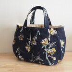 【特別価格】イエローフラワー柄×紺リネン　タックぷっくりBAG　両脇ポケット♪リネン　麻