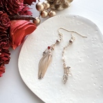 🌟new🪶白い羽根とゴールドパールのピアス/イヤリング　アシンメトリー