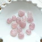 ローズクォーツ穴空きタンブル６粒(300円以上の組み合わせでバラ売り可能＊)