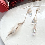 🌟new🪶白い羽根としずくのピアス/イヤリング　ゴールド　アシンメトリー