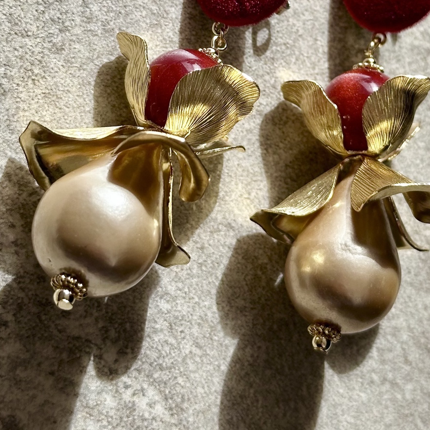 FLOCKED CABOCHON and GOLD PETALS PIERCE