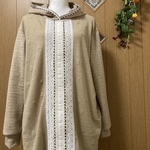ベージュニットのフードチュニック