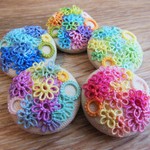 タティングレースのお花畑ブローチ