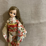 リカちゃんサイズ　正統派な白い古典柄の晴れ着セット(補正インナー付き)