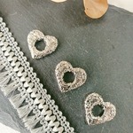 【2個】【シルバー】エンボス風　彫刻風　ハート型　ビーズ　メタルパーツ　アクセサリーパーツ MP031-2