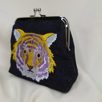 がま口ポーチ　パープル縞のトラさん　ミシン刺繍　厚手デニム