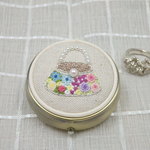 刺繍のアクセサリーケース (パールの花柄バック）