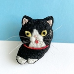 黒白ハチワレ猫ふっくらブローチ　刺繍ブローチ ビーズ　