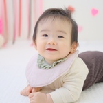 【芯地2枚】ふわふわいちごスタイ🍓名入れも可能！男女問わずお使いいただける可愛いスタイ 無地 フリル 女の子 イチゴ 出産祝い ベビー ギフト 名前入り ビブ bib 赤ちゃん 贈り物 プレゼント